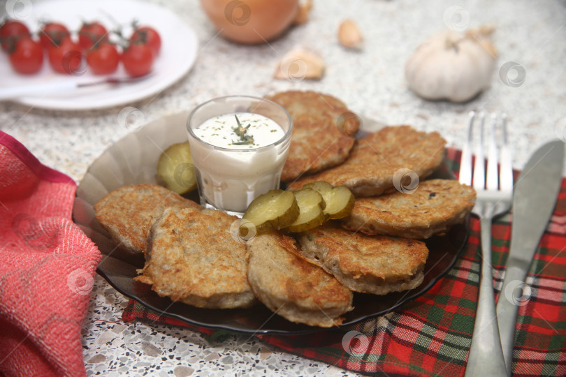 Скачать Жареные вкусные картофельные драники с овощами фотосток Ozero