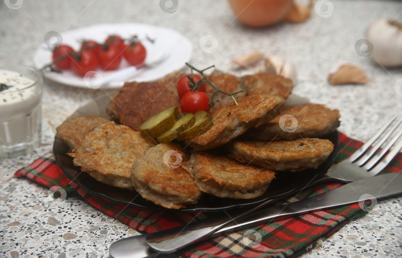 Скачать Жареные вкусные картофельные драники фотосток Ozero