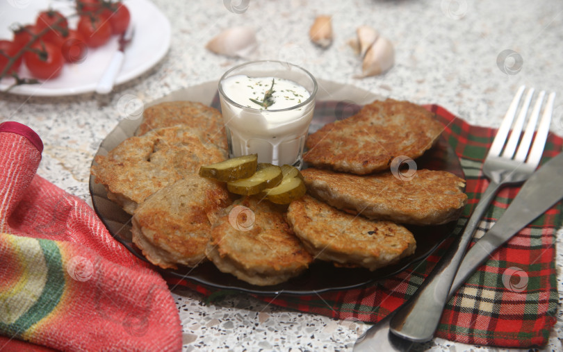 Скачать Жареные вкусные картофельные драники с овощами фотосток Ozero