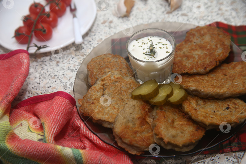 Скачать Блюдо жареные драники с овощами фотосток Ozero