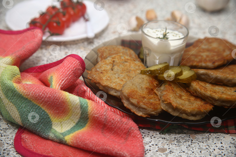 Скачать Блюдо жареные драники с овощами и приборами фотосток Ozero