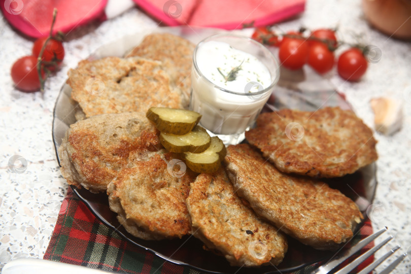 Скачать Блюдо жареные драники с овощами фотосток Ozero