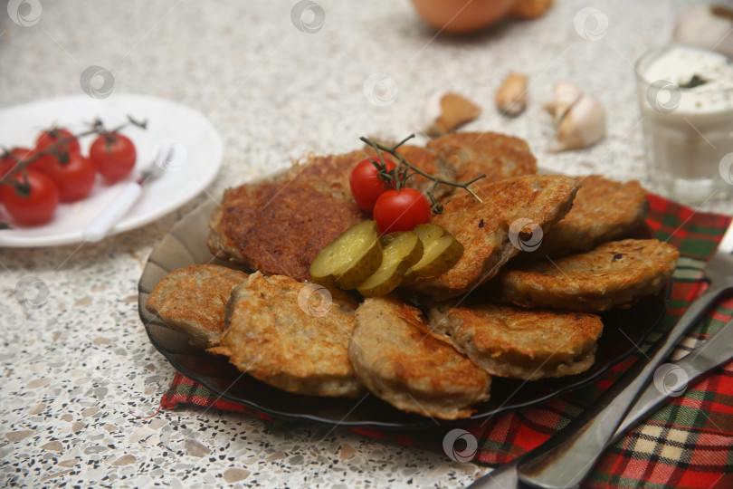 Скачать Блюдо жареные драники с овощами фотосток Ozero