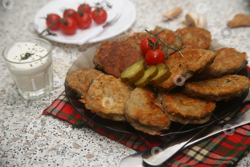Скачать Блюдо жареные драники с овощами фотосток Ozero