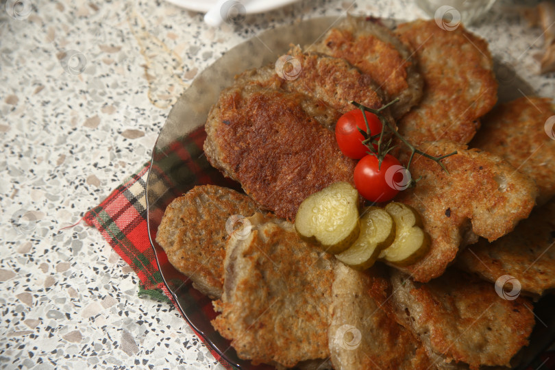 Скачать Блюдо жареные драники с овощами фотосток Ozero