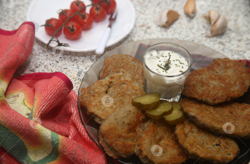 Скачать Блюдо жареные драники с овощами фотосток Ozero