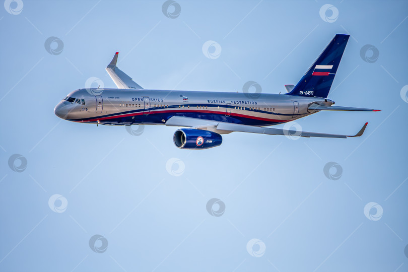 Скачать Жуковский, Россия - 08.2011: [Российский Самолет Ту-204  (Туполев) на выставке МАКС 2011] фотосток Ozero