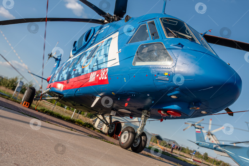 Скачать Жуковский, Россия - 08.2011: [Вертолет Ми-382 прототип Ми-38 на выставке МАКС 2011] фотосток Ozero