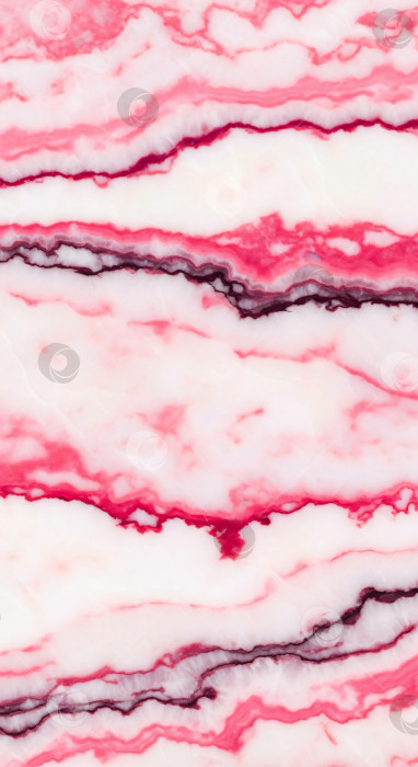 Скачать Текстура ярко-розового и пурпурного мрамора с фиолетовыми прожилками. Вертикальный фон из натурального камня подходит для роскошного дизайна, элегантных поверхностей или обоев. Современный абстрактный рисунок с четкой копией фотосток Ozero