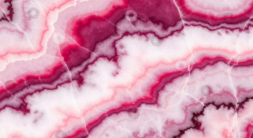 Скачать Текстура ярко-розового и пурпурного мрамора с фиолетовыми прожилками. Фон для баннеров из натурального камня, подходящий для роскошного дизайна, элегантных поверхностей или обоев. Современный абстрактный рисунок с четкой копией фотосток Ozero