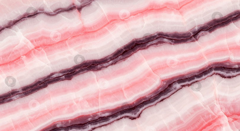 Скачать Текстура ярко-розового и пурпурного мрамора с фиолетовыми прожилками. Фон для баннеров из натурального камня, подходящий для роскошного дизайна, элегантных поверхностей или обоев. Современный абстрактный рисунок с четкой копией фотосток Ozero