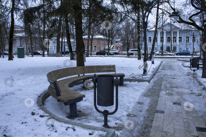 Скачать Зимний парк с лавочкой  и урной в Вологде фотосток Ozero