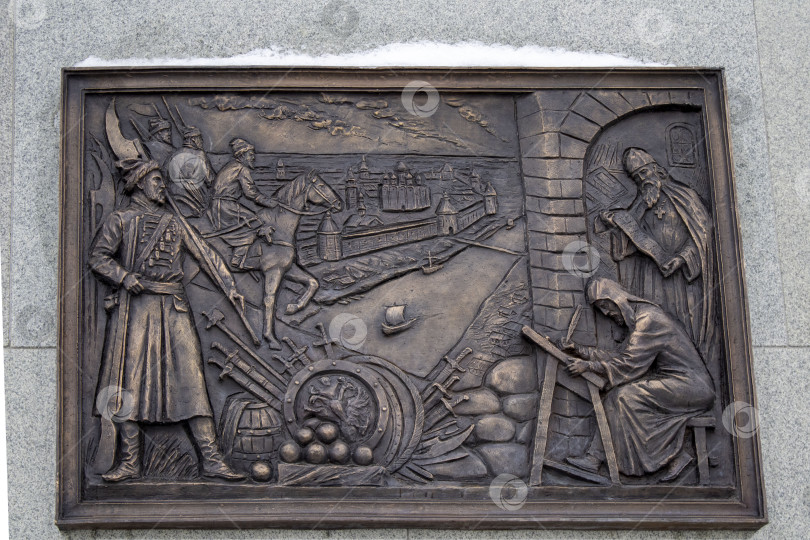 Скачать Бронзовый барельеф с историческими сценами. фотосток Ozero