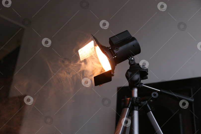 Скачать Световой прибор и дым фотосток Ozero