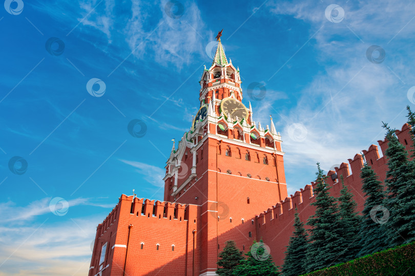 Скачать Красная площадь в Москве. Вид на Спасскую башню с часами и Кремлевскую стену. фотосток Ozero