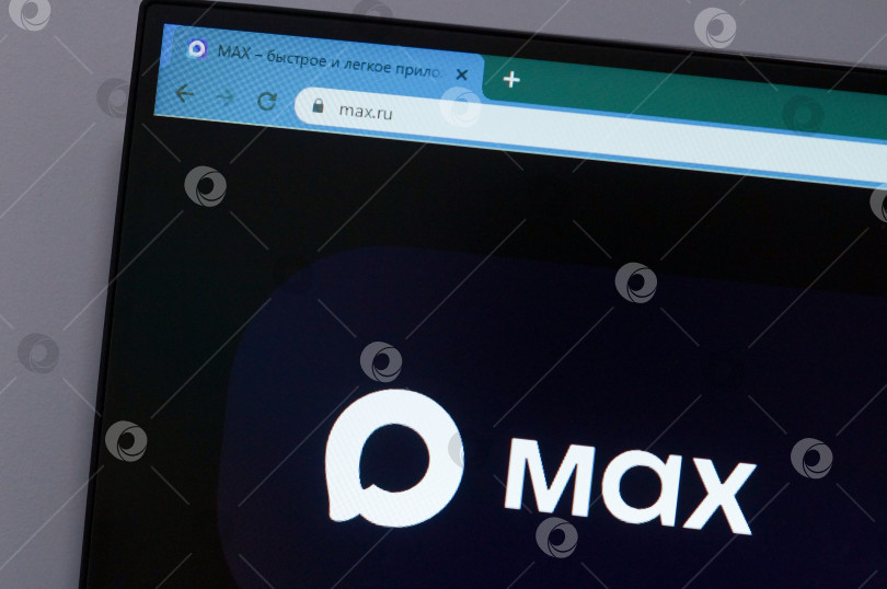 Скачать Саратов, Россия - 03 октября 2025 года. Скрытая камера с открытой страничкой сайта Max фотосток Ozero