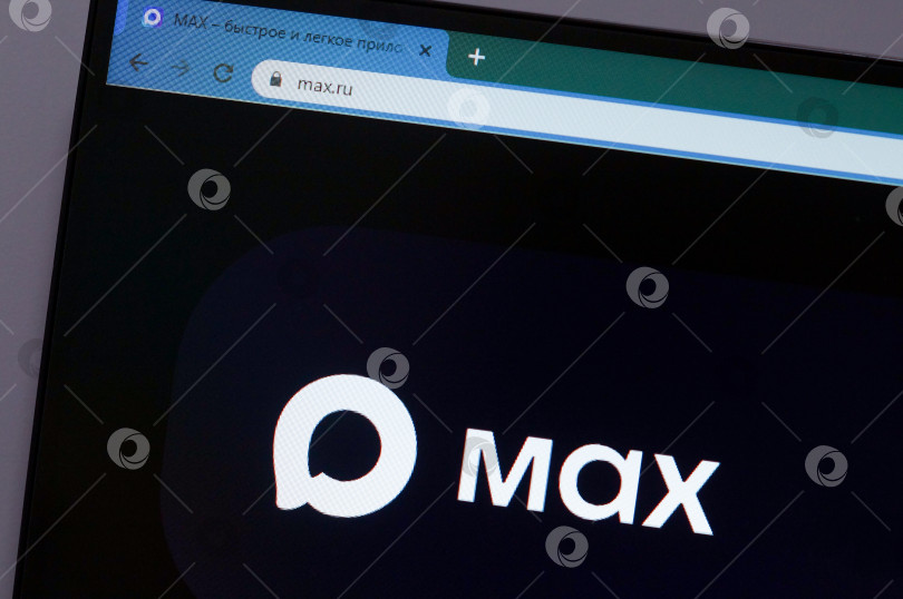 Скачать Саратов, Россия - 03 октября 2025 года. Экран компьютера с открытой страницей экрана Max фотосток Ozero