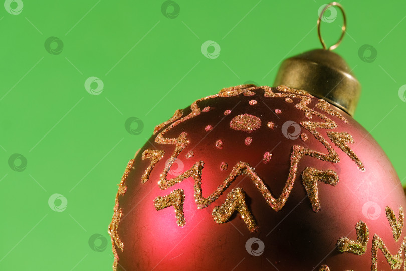 Скачать Красный рождественский шар с золотыми узорами крупным планом фотосток Ozero