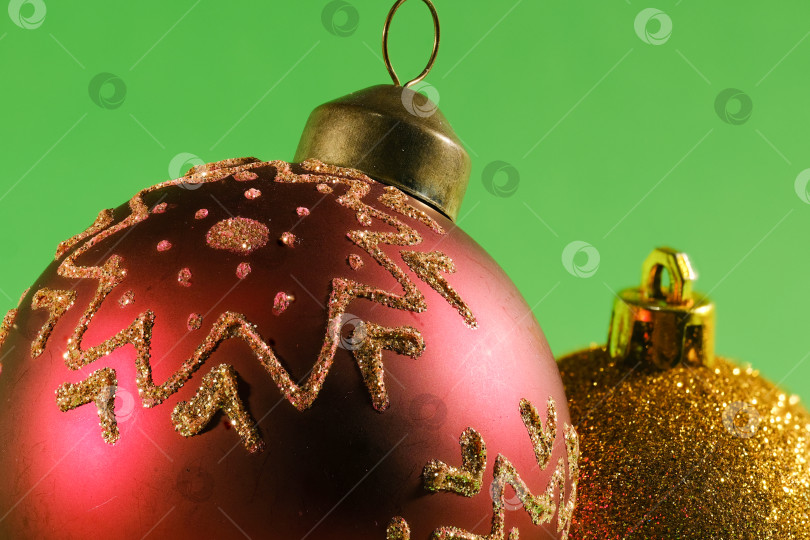 Скачать Красные и золотые рождественские шары крупным планом фотосток Ozero