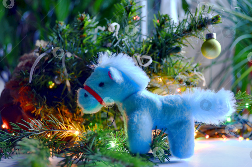 Скачать новогодняя игрушечная голубая лошадка фотосток Ozero