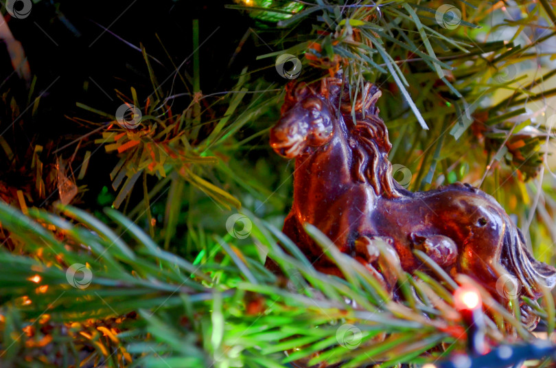 Скачать новогодняя глиняная лошадка фотосток Ozero