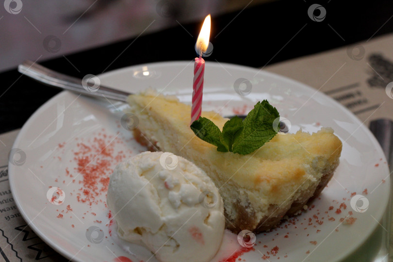 Скачать Десерт с мороженым и пирожным фотосток Ozero