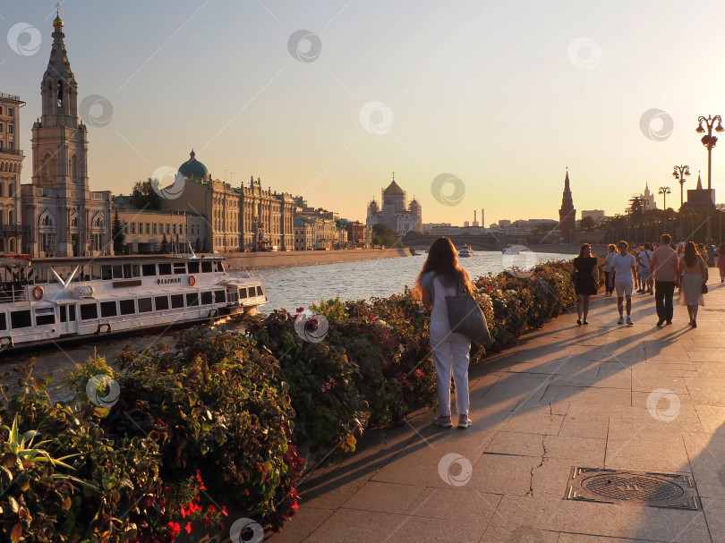 Скачать Набережная Москва-реки, цветы фотосток Ozero