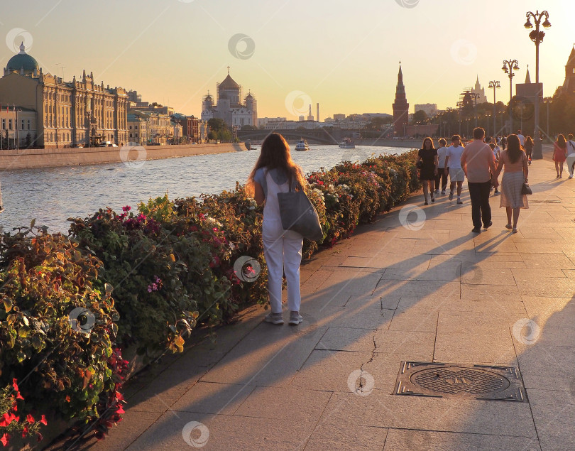 Скачать Москва-река, девушка, цветы фотосток Ozero