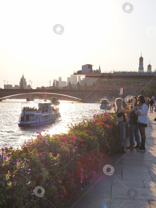 Скачать Набережная Москва-реки. Лето фотосток Ozero