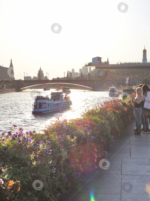 Скачать Селфи на Москва-реке фотосток Ozero