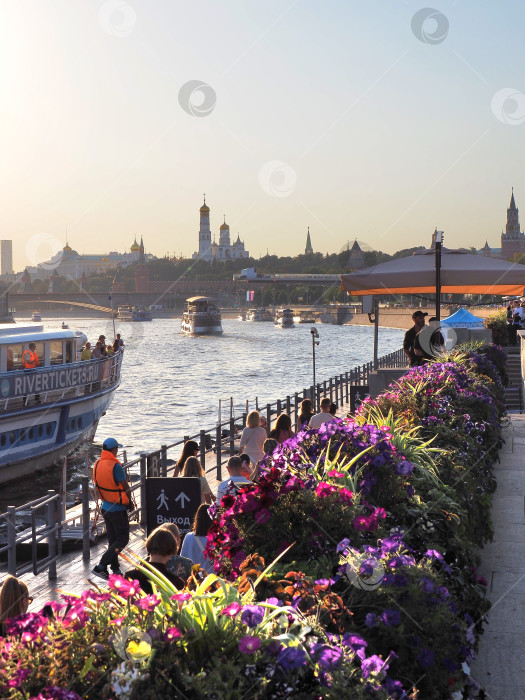 Скачать Причал, Москва-река, Кремль фотосток Ozero
