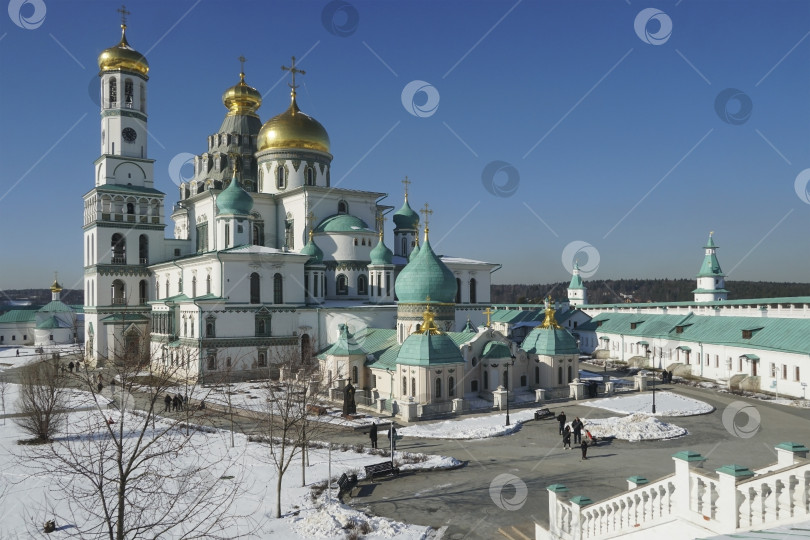 Скачать Воскресенский Новоиерусалимский монастырь. Внутренний двор с Воскресенским собором и Иерусалимской надвратной церковью. фотосток Ozero