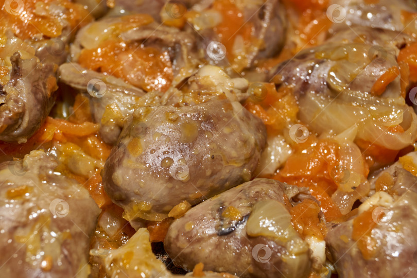 Скачать Куриные сердечки, обжаренные с овощами. Готовим куриные сердечки с овощами. фотосток Ozero