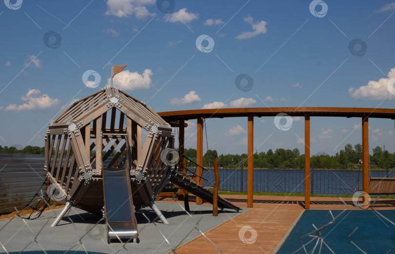 Скачать Рыбинск, Россия, 10.06.25 Пустая детская площадка во дворе жилого комплекса, под прекрасным голубым небом фотосток Ozero