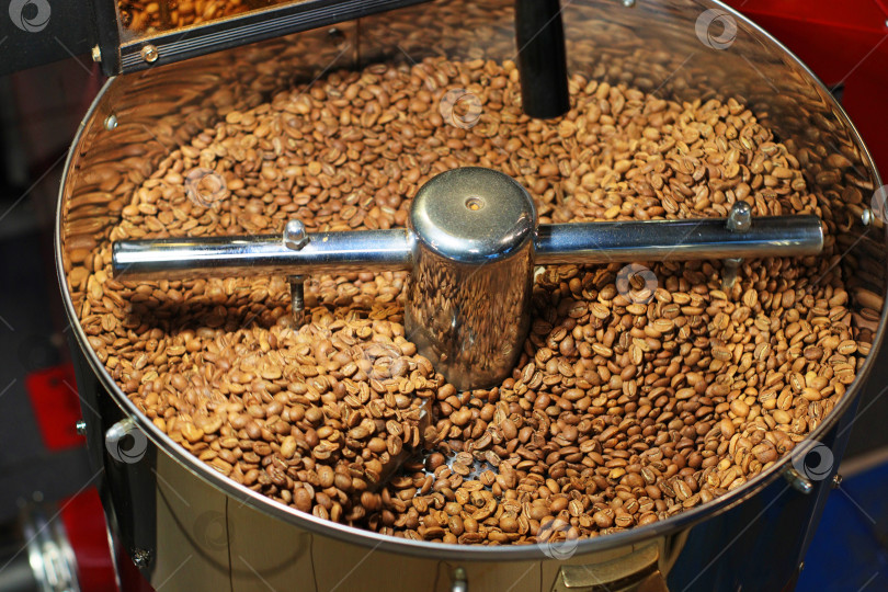 Скачать Свежемолотый кофе засыпается в чашу кофемолки и готов к завариванию. Мелкий кофейный порошок насыщенного коричневого цвета обладает приятным ароматом и гарантирует вкусную чашку. фотосток Ozero