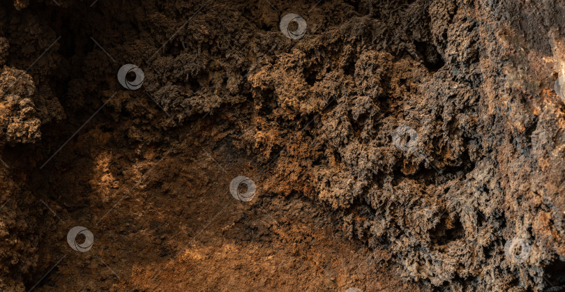 Скачать Черный фон из сажи при ярком освещении. Внутренняя часть забитой дымоходной трубы. фотосток Ozero