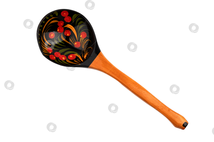 Скачать деревянная ложка с ручной резьбой и ручной росписью, покрытая лаком, выделяющаяся на белом фоне фотосток Ozero