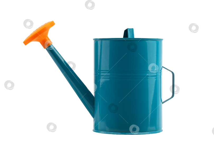 Скачать маленькая металлическая лейка, детская игрушка, выделенная на белом фоне фотосток Ozero