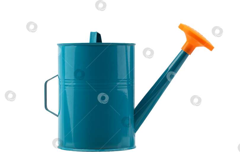 Скачать маленькая металлическая лейка, детская игрушка, выделенная на белом фоне фотосток Ozero