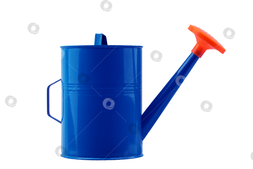 Скачать маленькая металлическая лейка, детская игрушка, выделенная на белом фоне фотосток Ozero