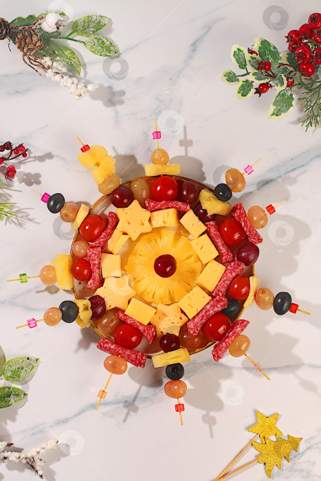 Скачать Ассорти канапе с помидорами, сыром, салями, ананасами, оливками и виноградом на мраморном столе. Рождественские и новогодние блюда, набор закусок для праздничного фуршета. Концепция сочельника фотосток Ozero