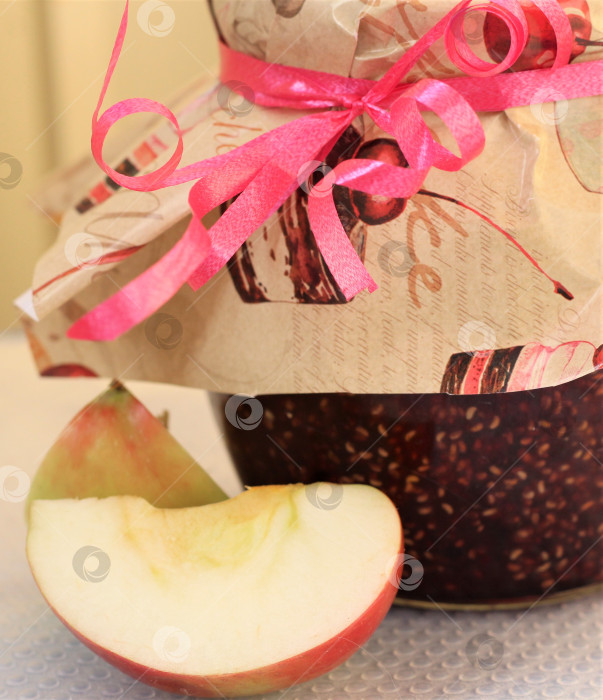 Скачать Банка малинового варенья на столе фотосток Ozero