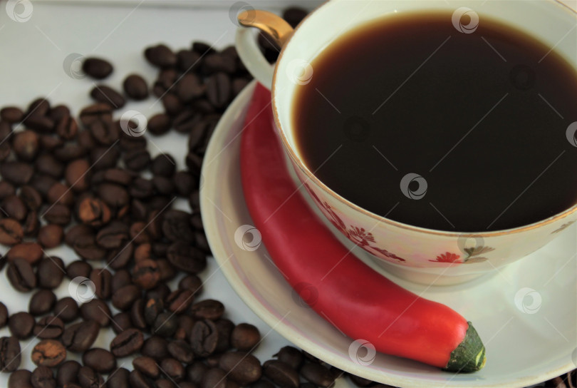 Скачать Чашка  кофе острым перцем чили на столе фотосток Ozero