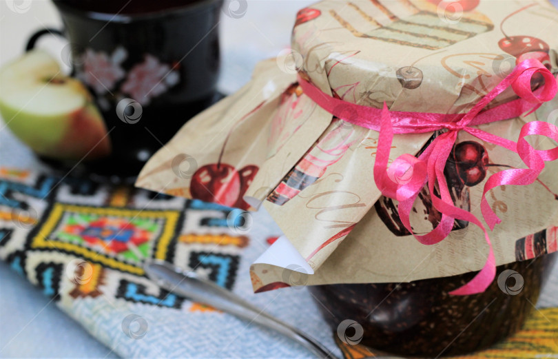 Скачать Банка малинового варенья на столе фотосток Ozero