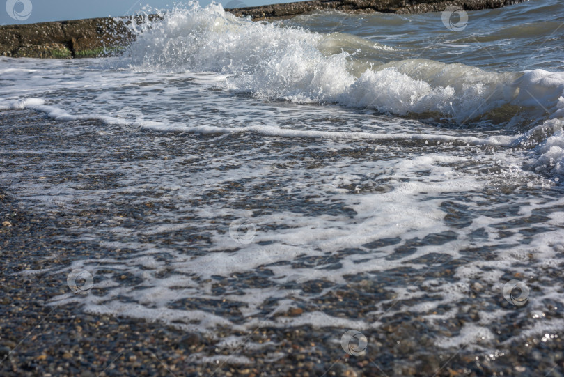 Скачать утренние морские волны на пляже фотосток Ozero