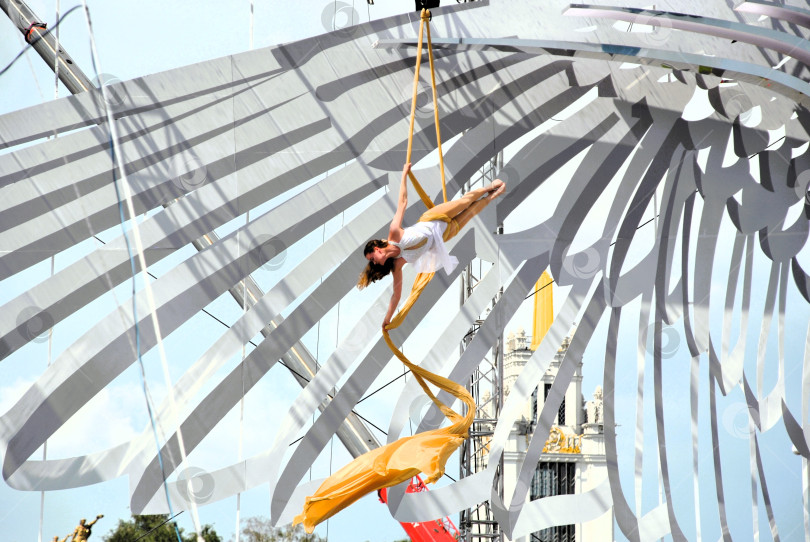 Скачать Акробатка на высоте выполняет трюк ВДНХ москва фотосток Ozero