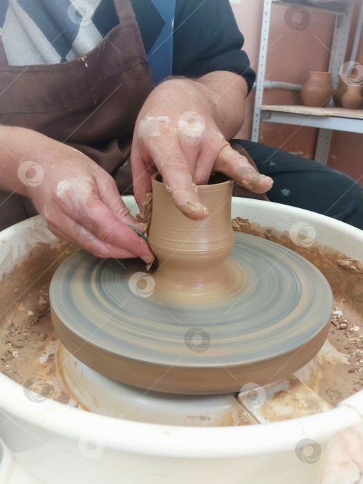 Скачать Руки гончара за работой. фотосток Ozero