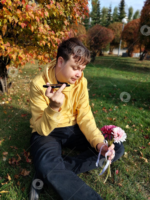 Скачать Парень с букетом.Свидание не состоялось. фотосток Ozero