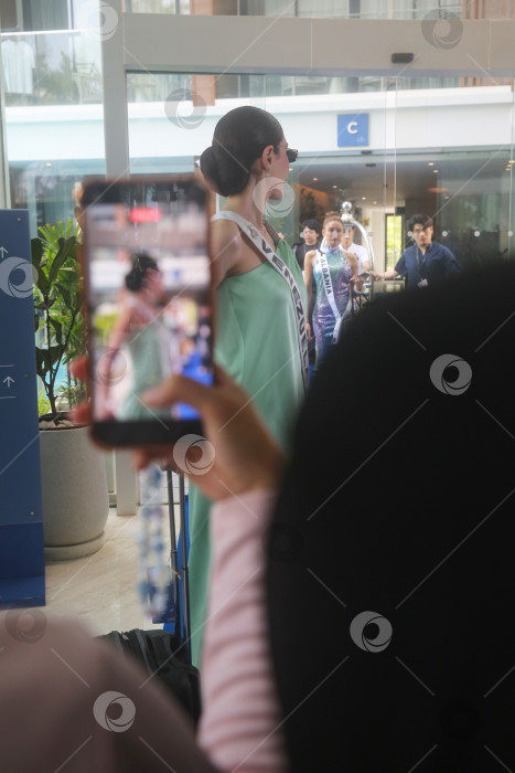 Скачать Пхукет, Таиланд, 9 ноября 2025 года: участницы конкурса "Мисс Вселенная-2025" позируют фотографам и блогерам на курорте Kora Beach Resort Phuket. фотосток Ozero