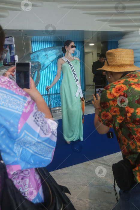 Скачать Пхукет, Таиланд, 9 ноября 2025 года: участницы конкурса "Мисс Вселенная-2025" позируют фотографам и блогерам на курорте Kora Beach Resort Phuket. фотосток Ozero